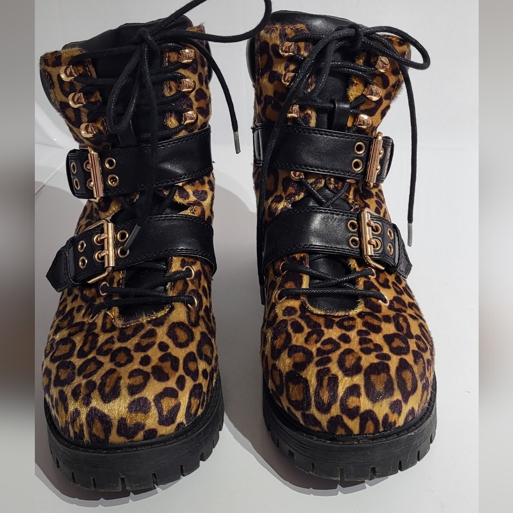 Leopard Print Women's Boots with Black Accents Size 39 💕Like New💕